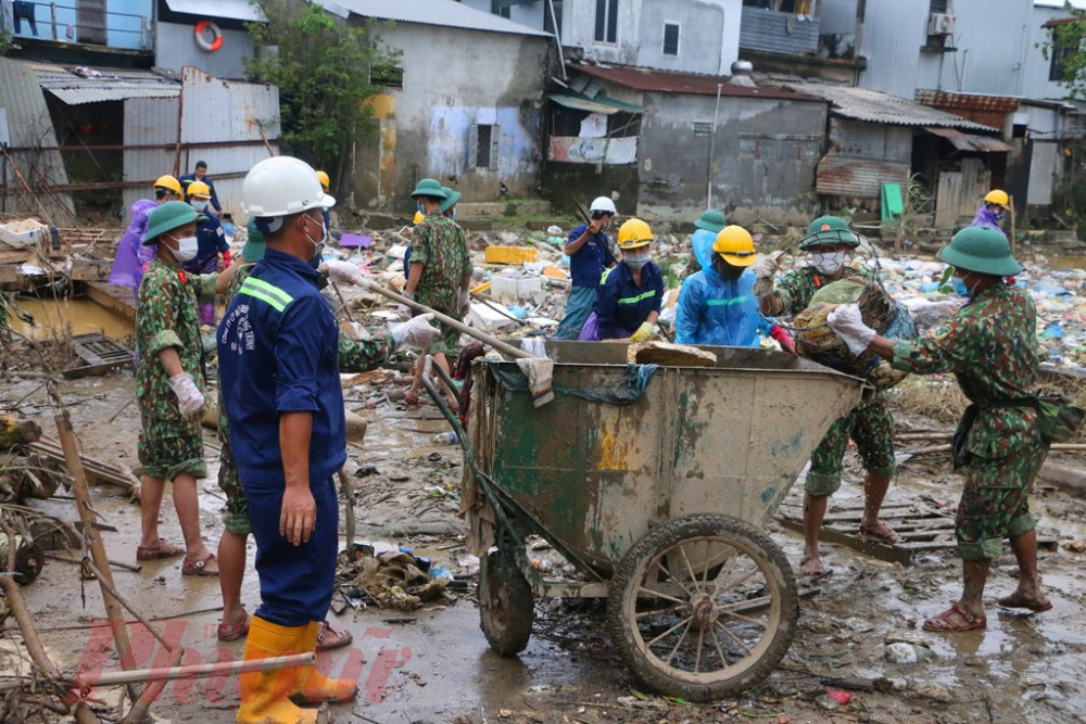 Dù vất vả nhưng mọi người rất khẩn trương vì thời tiết ở Huế dự báo trong những ngày tới sẽ đón một đợt mưa mới và gió bão