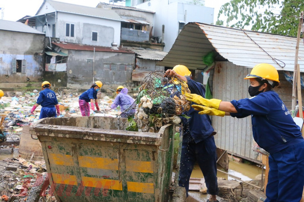 Trong lúc đó lực lượng vệ sinh môi trường đã kiệt sức vì hiện nay phải chia ra nhiều điểm để dọn rác khắc các dòng sông ở Huế