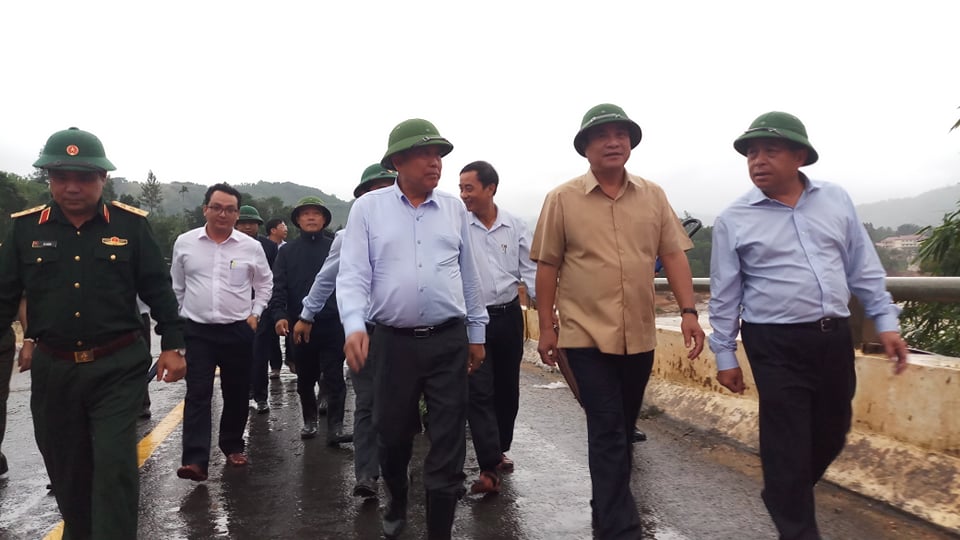 Đoàn công tác của Thủ tướng Trương Hòa Bình đi kiểm tra những điểm sạt lở do cơn bão số 5 vừa qua tại huyện Tây Giang