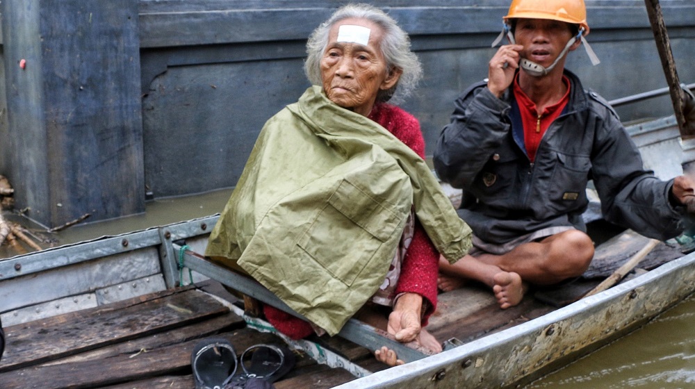 Suốt 12 ngày qua, nhà cửa của hàng ngàn người dân rốn lũ dọc sông Ô Lâu huyện Hải Lăng (Quảng Trị) ngập chìm trong nước, hiện tại bà con rất khó khăn khi đưa người bệnh đi cấp cứu tại Trung tâm y tế của huyện này