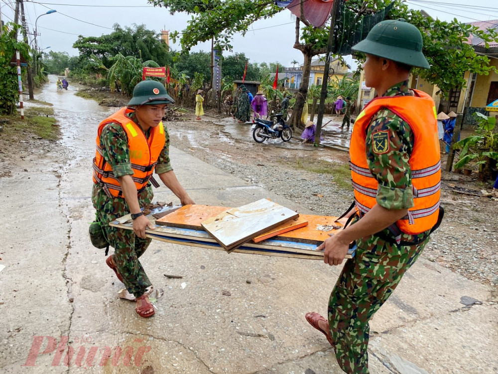 Lực lượng quân đội của Quân khu 4 được điều động đến giúp dân khôi phục đường giao thông, trường học và các cơ sở y tế bị thiệt hại do lũ.