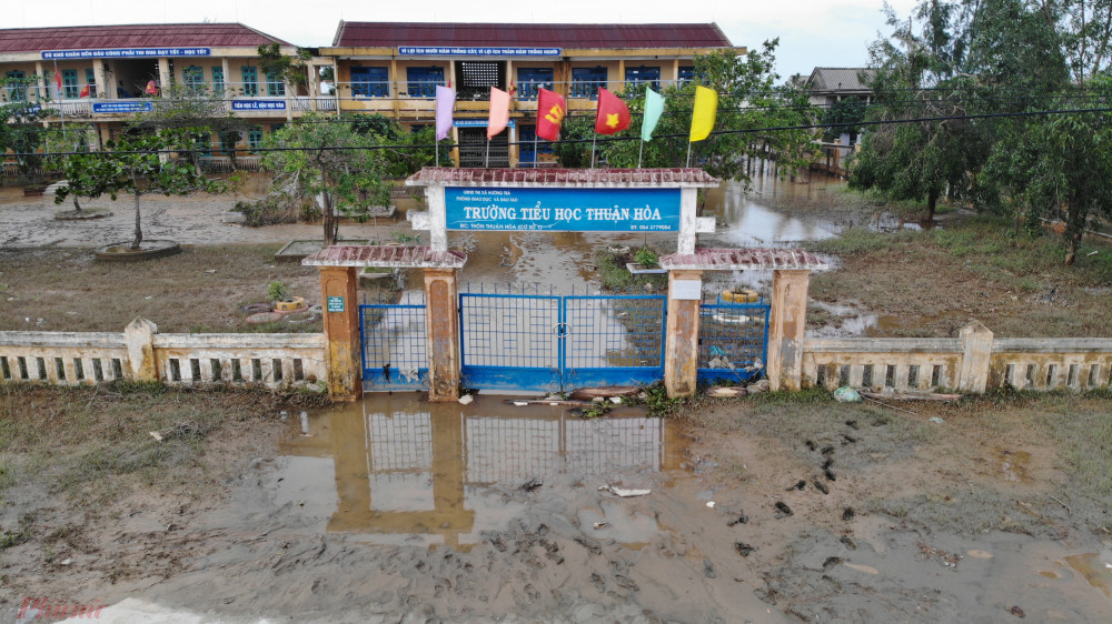 Thiệt hại nặng nhất là các huyện Phong Điền, Quảng Điền, Hương Trà, Phú Vang và thành phố Huế (các phường nội thành và vùng hạ nguồn sông Hương, sông Bồ). Số trường học bị ngập lụt ở thị xã Hương Trà là 65,07%; huyện Phong Điền 57,57%; huyện Phú Vang 54,21%…