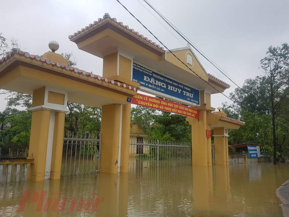 Có hàng trăm trường học ở Thừa Thiên Huế, Quảng Trị, Hà Tĩnh, Quảng Bình đang gánh chịu thiệt hại nặng nề của những trận lũ nặng liên tiếp. Từ bàn ghế hư hại do ngậm nước lâu ngày, đến sách vở học sinh, giáo án các thầy cô… tất cả đều hưa hại.
