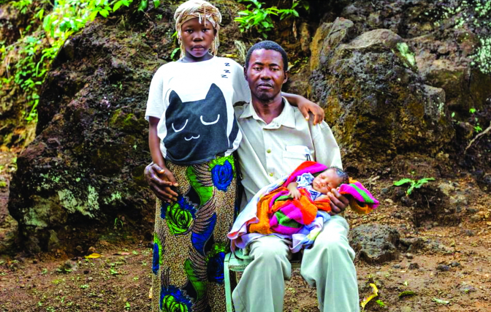 Cuộc hôn nhân sắp đặt giữa Baby Seibureh (17 tuổi) và Claude Seibureh (48 tuổi) ở Freetown Ảnh: Stephanie Sinclair