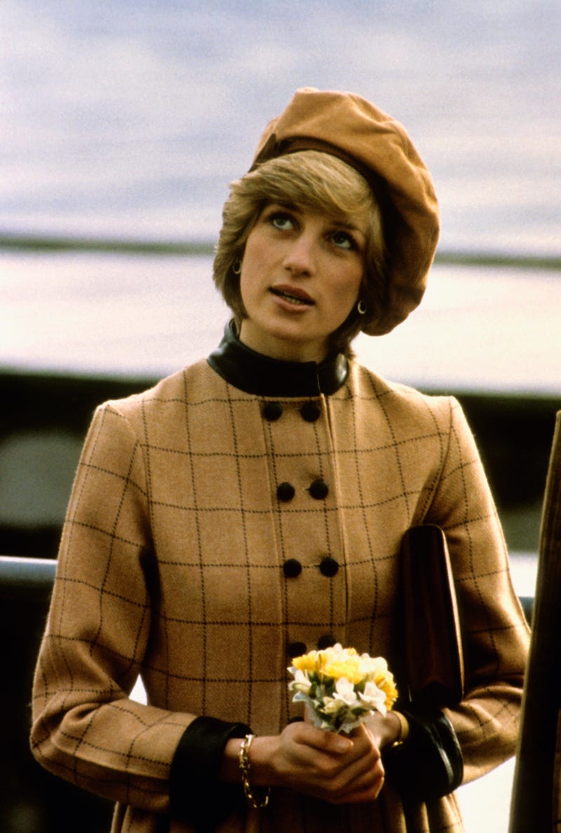 ào tháng 11 năm 1982, Công nương Diana trông rất sang trọng trong chiếc áo khoác rám nắng có cổ, kẻ sọc với chiếc mũ phù hợp. Mặc dù Công nương Diana mặc bộ đồ vào năm 1982 nhưng nó vẫn phù hợp với xu hướng thời trang mùa thu ngày nay.