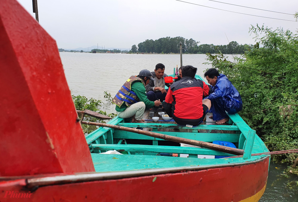 Lót bụng vội vàng sau buổi sáng quần ghe cứu hộ