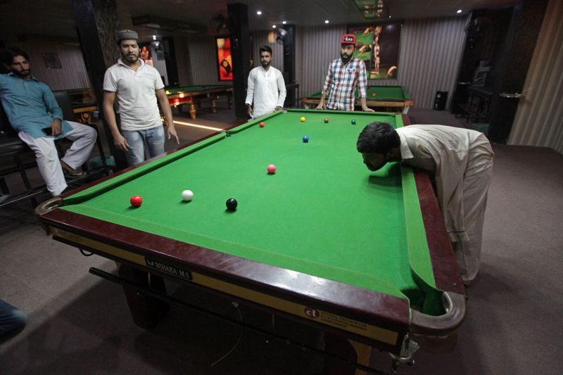 Không tay nhưng nhờ khéo léo, Ikram đã trở thành một bậc thầy môn bi da snooker - Ảnh: Reuters