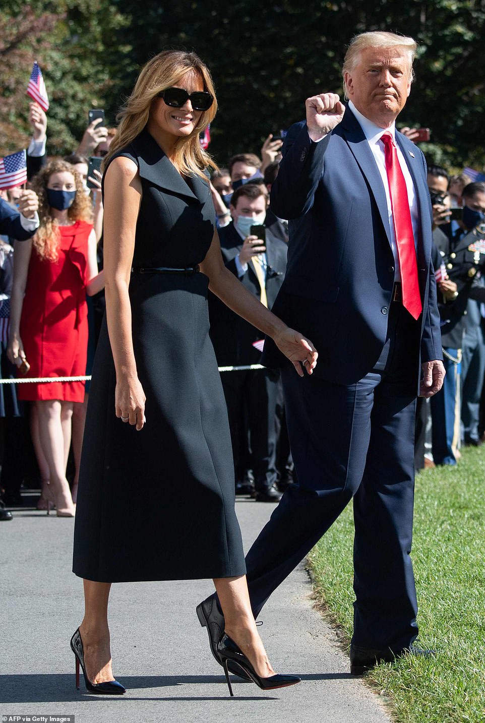 Tổng thống Donald Trump và Đệ nhất phu nhân mỉm cười khi rời Nhà trắng để đến nơi tranh luận - Ảnh: Daily Mail