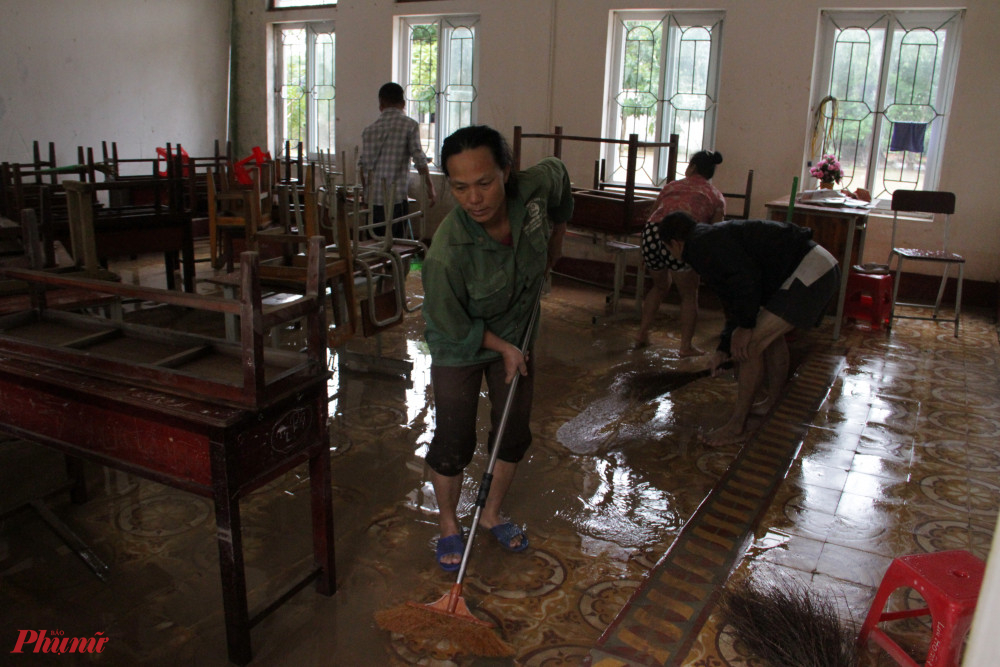 Giáo viên vùng rốn lũ Hà Tĩnh tất bật dọn dẹp để đón học sinh quay lại trường