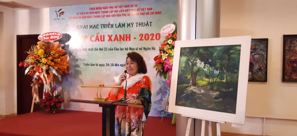 Nữ họa sĩ Lê Thị Kim - Chủ nhiệm CLB nữ họa sĩ Ngân Hà phát biểu khai mạc triển lãm.