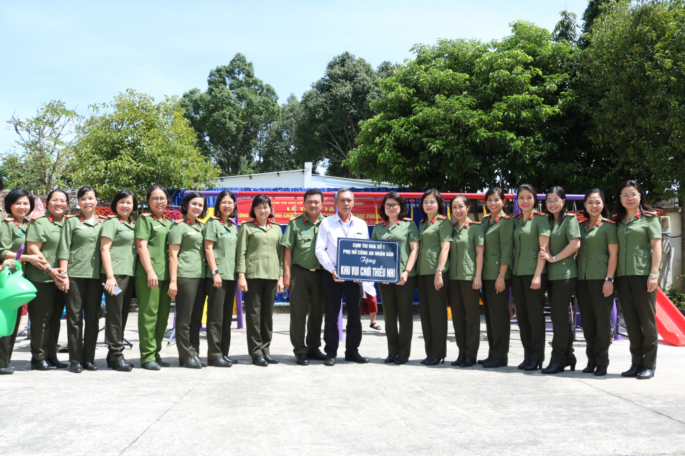 Bàn giao khu vui chơi trong khuôn viên Trường Tiểu học Phú Mỹ Hưng. Đây là hoạt động hưởng ứng năm An toàn cho phụ nữ và trẻ em mà Trung ương Hội LHPN Việt Nam phát động. 