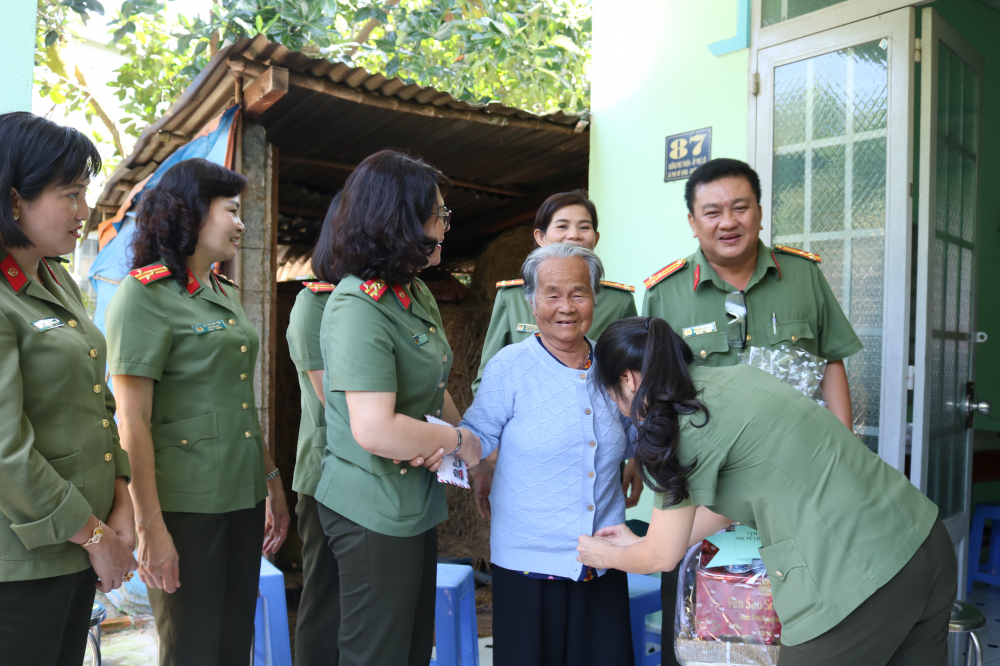 Đoàn đến thăm, tặng quà cho Mẹ Sang. 