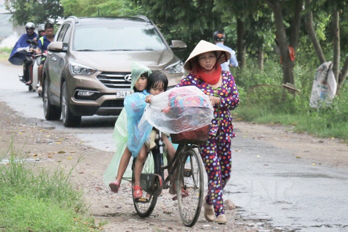 Nhưng bão lũ có là gì so với nỗi đau mất mẹ. Ai sẽ chở con đến trường như chúng bạn (Ảnh minh họa từ nguồn internet)