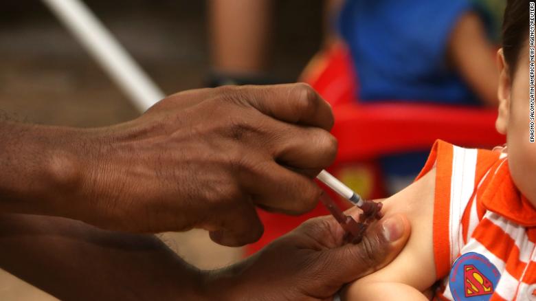 Một nhân viên y tế tiêm vắc xin bại liệt cho một đứa trẻ ở Brasilia, Brazil, vào ngày 17 tháng 10.