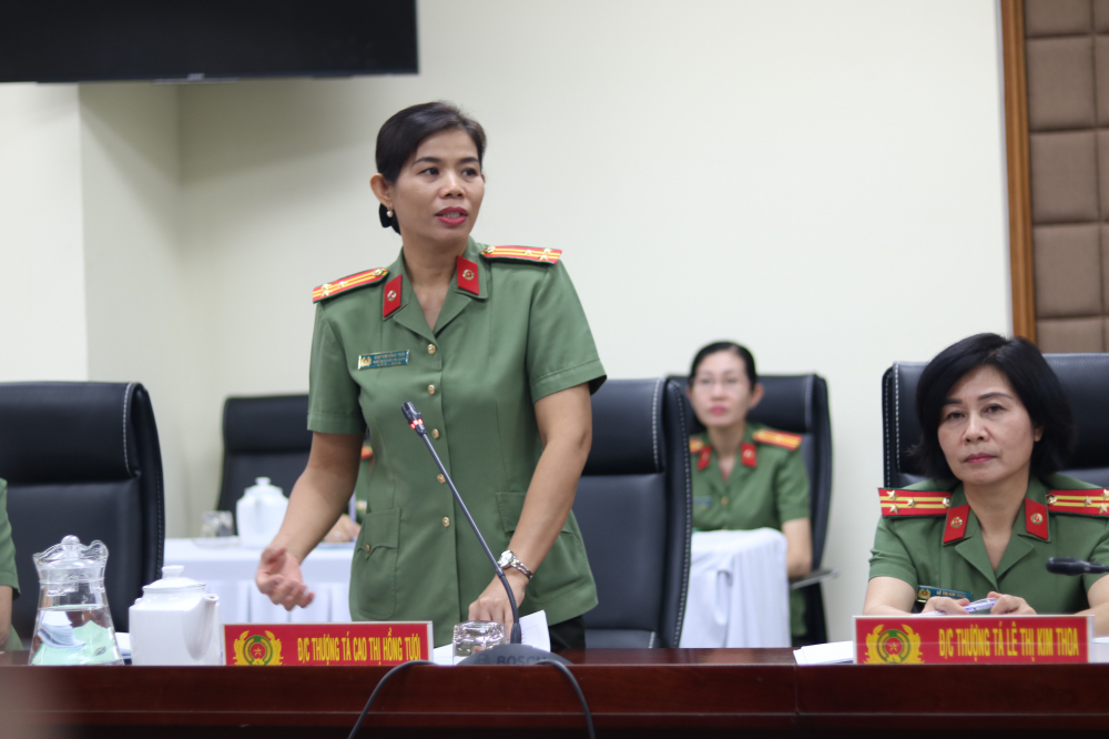 Thượng tá Cao Thị Hồng Tươi - Chủ tịch Hội Phụ nữ Công an TP.HCM - nêu ý kiến về những công trình, phần việc hay mà Hội đã làm. 