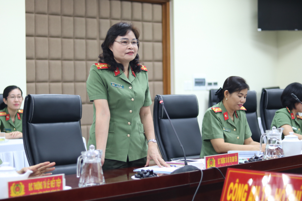 Thượng tá Vũ Thị Kim Yến - Chủ tịch Hội Phụ nữ Công an TP.Hà Nội, cụm trưởng Cụm thi đua 1 thông tin về những kết quả đạt được trong ba năm qua. 