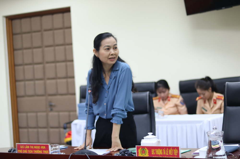 Bà Lâm Thị Ngọc Hoa - Phó chủ tịch thường trực Hội LHPN TP.HCM - đánh giá cao nỗ lực, cũng như đóng góp của Hội Phụ nữ Công an trong công tác bảo vệ phụ nữ, trẻ em, chăm lo bà con nghèo. 