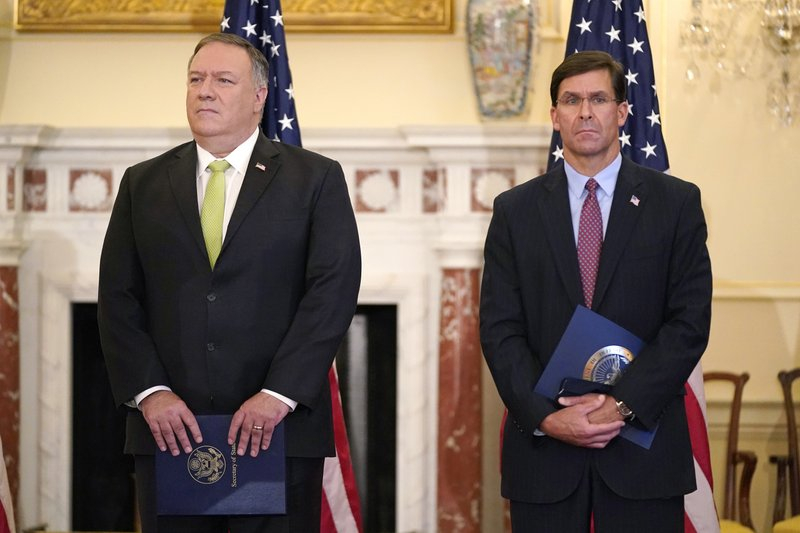 Ngoại trưởng Mike Pompeo (trái) và Bộ trưởng Quốc phòng Mark Esper tham dự một cuộc họp báo tại Bộ Ngoại giao Hoa Kỳ ở Washington - Ảnh: AP