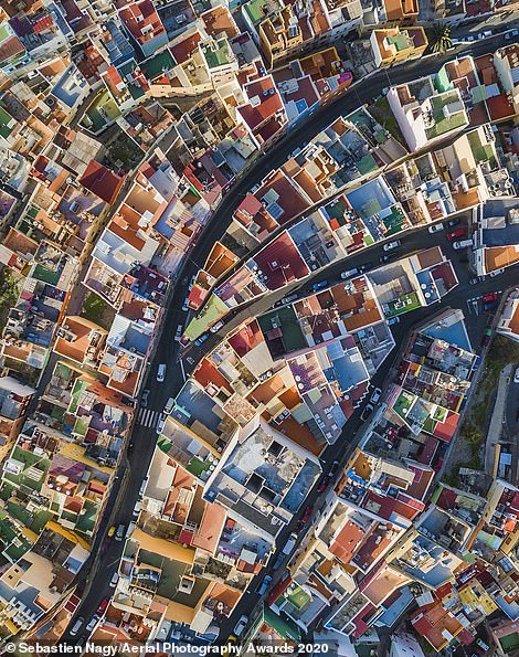 Những mái nhà đầy màu sắc của Las Palmas de Gran Canaria, được chụp trong một bức ảnh của Sebastien Nagy đã khiến ban giám khảo trao giải nhất cho hạng mục Cảnh quan thành phố