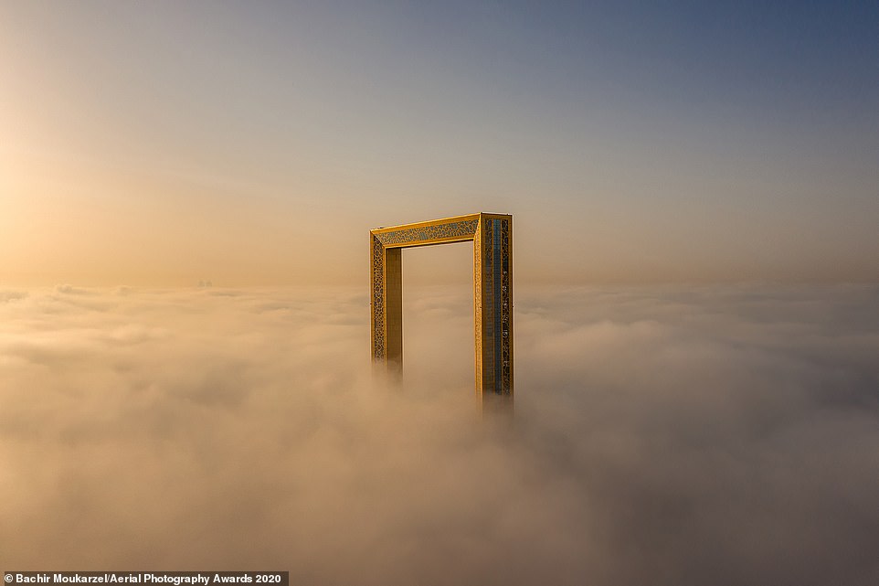 Ở hạng mục Công trình, giải nhất thuộc về nhiếp ảnh gia người Li-băng Bachir Moukarzel với bức ảnh tuyệt đẹp về Khung hình Dubai cao 492ft, được gọi là 'khung ảnh lớn nhất thế giới' 