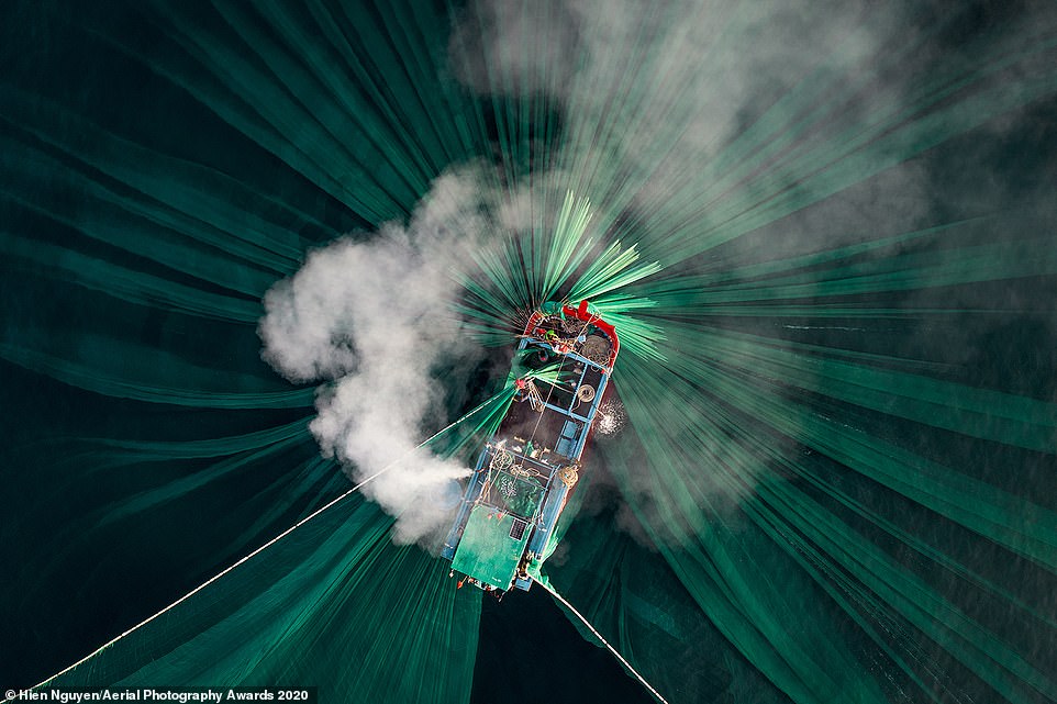 Nhiếp ảnh gia Việt Nam Thiên Nguyễn được vinh danh là Nhiếp ảnh gia trên không của năm 2020 ở hạng mục Con người sau khi gửi bức ảnh tuyệt đẹp này. Nó cho thấy khói bốc ra từ động cơ của một chiếc thuyền của ngư dân đánh bắt cá cơm ven biển Phú Yên, với những tấm lưới xanh của họ soi bóng dưới nước