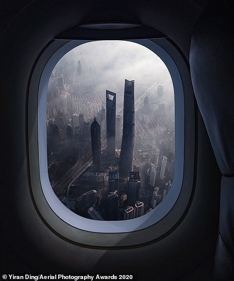  Nhiếp ảnh gia người Trung Quốc Yiran Ding và bức ảnh của anh ấy về Thượng Hải nhìn qua cửa sổ máy bay đã giành giải nhất trong hạng mục Du lịch