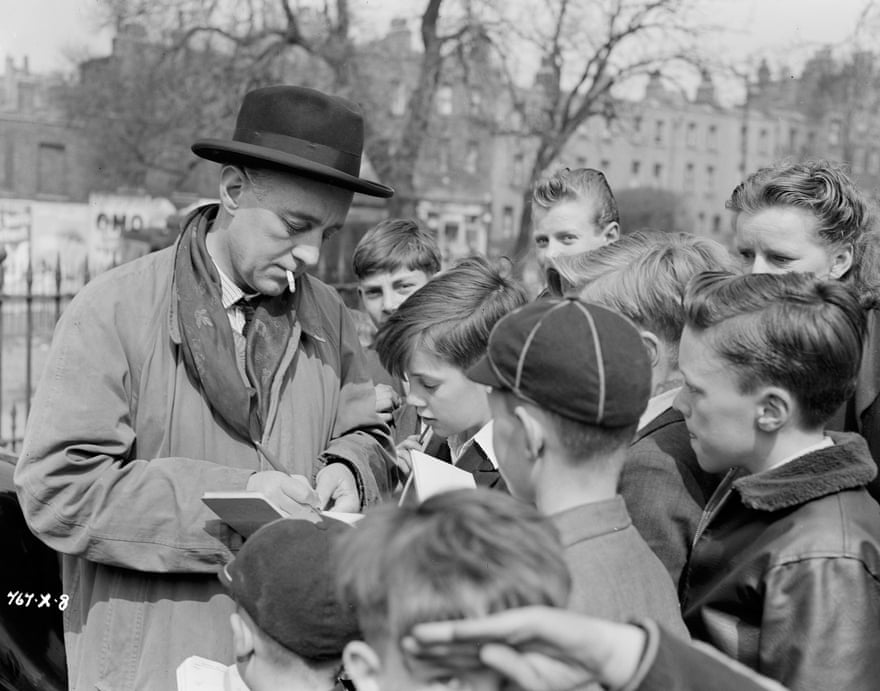 Alec Guinness, người đóng vai giáo sư Marcus, thủ lĩnh băng đảng, ký tặng cho trẻ em London