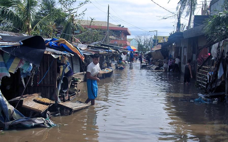 Bão Molave đổ bộ Philippines khiến hàng chục ngàn người dân di dời, nhiều khu vực bị ngập lụt nghiêm trọng.