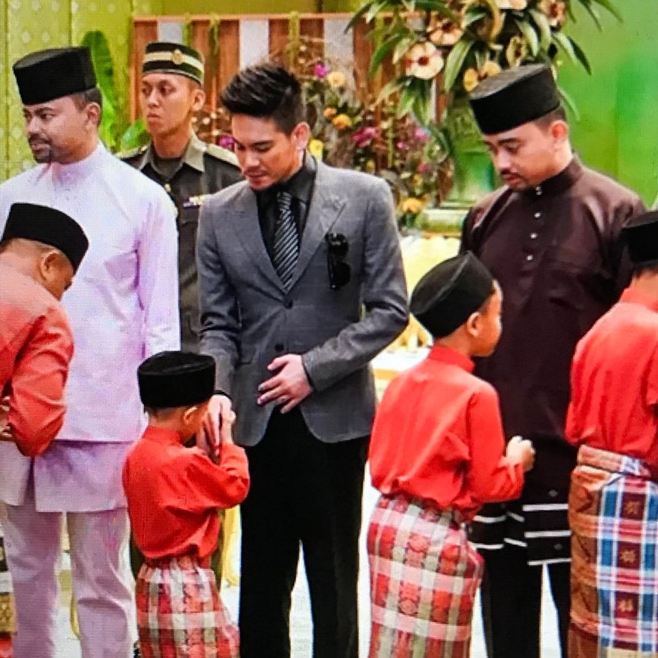 Hoàng từ Brunei Abdul Azim tại một sự kiện với trẻ em - Ảnh: reddit