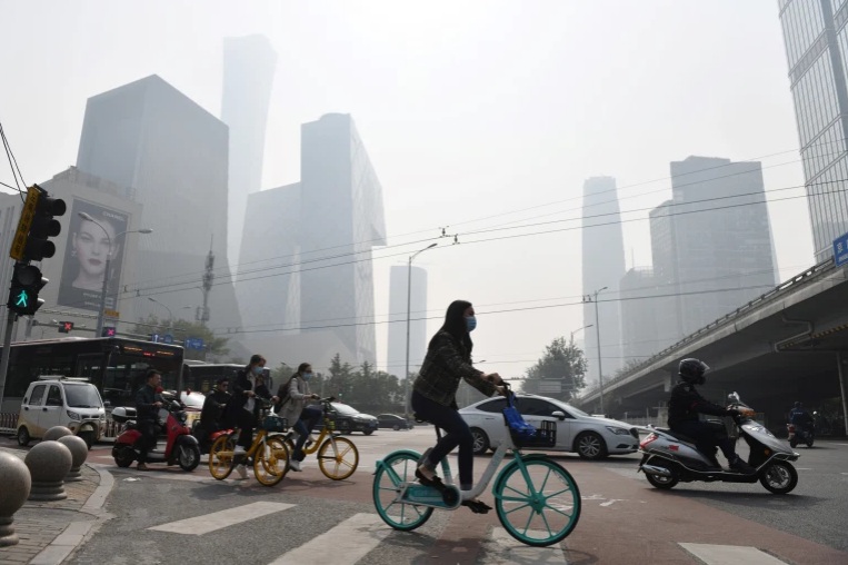 Người dân Bắc Kinh di chuyển trong một ngày ô nhiễm tháng Mười.