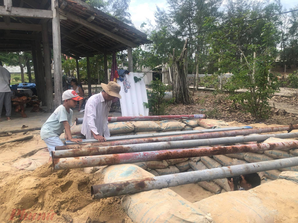 Những thanh gác mái là ống sắt, rất chắc chắn, tạo thành mái che cho chiếc hầm độc đáo này. 