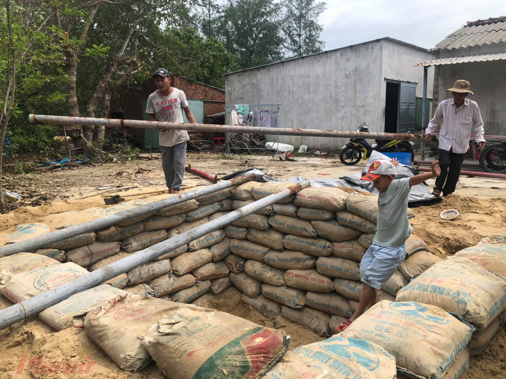 Một chiếc hầm trú ẩn đã được gia đình ông Phạm Ngọc Diện, xã Bình Minh, huyện Thăng Bình, Quảng Nam, thiết kế ngay trước sân vườn nhà mình.