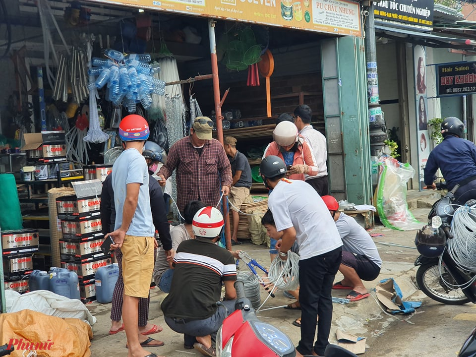 Các cửa hàng vật liệu xây dựng đông người tới mua các loại dây thép, dây thừng để chằng chống nhà cửa