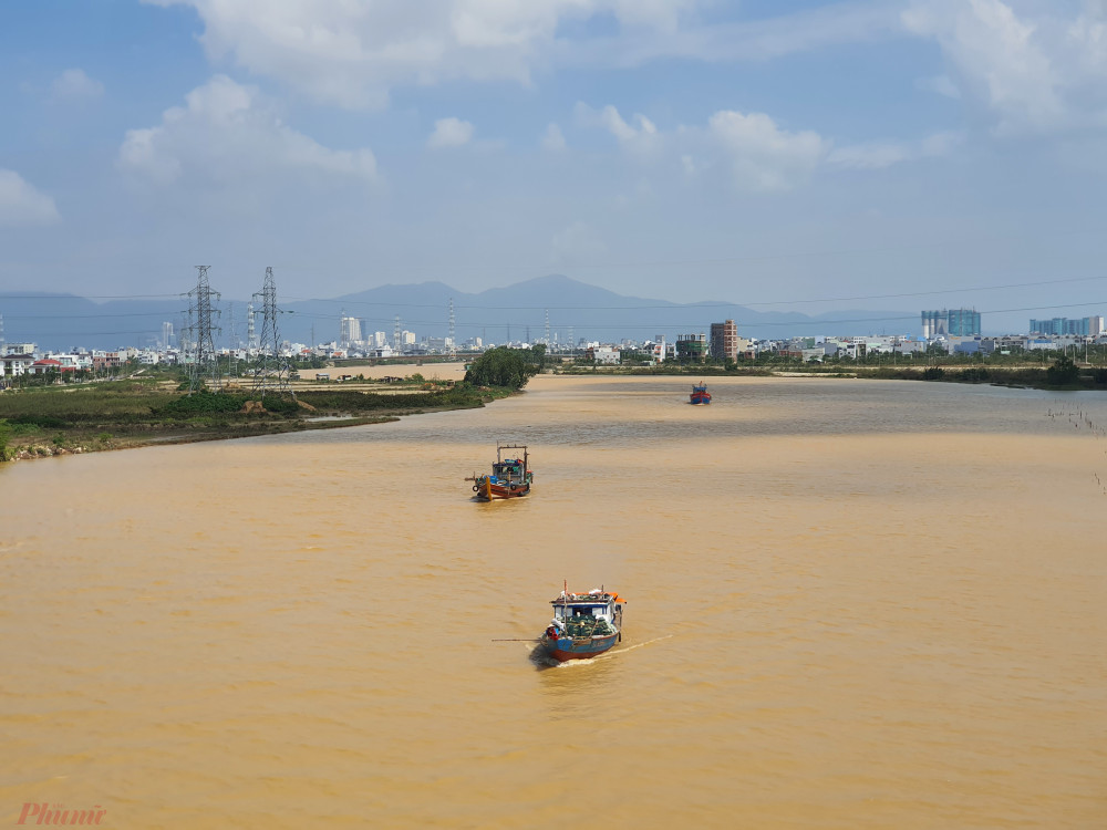 Tàu cá chạy sâu vào trong đất liền để tránh bão số 9