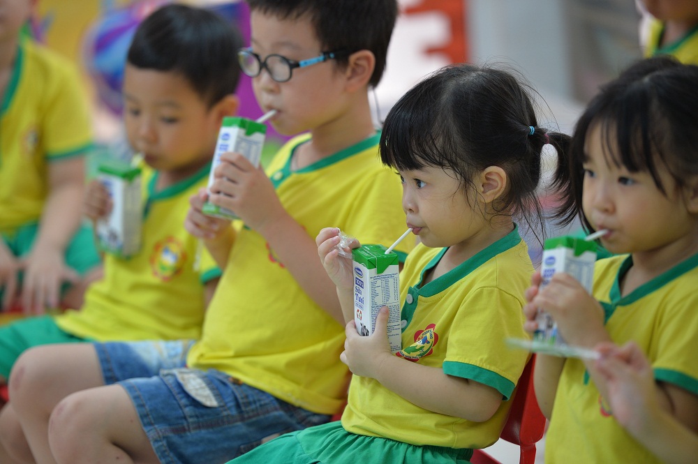 Chương trình sữa học đường đang phát huy những lợi ích tích cực trong việc chăm sóc dinh dưỡng cho học sinh mầm non và tiểu học tại nhiều tỉnh thành. Ảnh: Vinamilk cung cấp