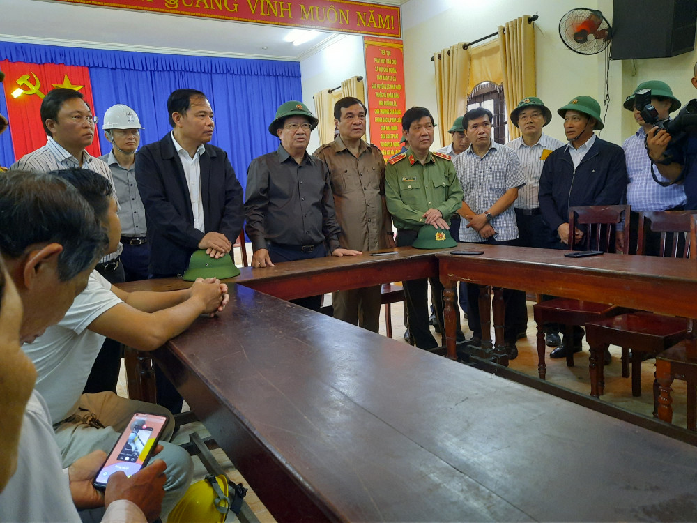 Phó thủ tướng thăm hỏi, động viên người dân đang di tản tập trung tại UBND phường Cửa Đại