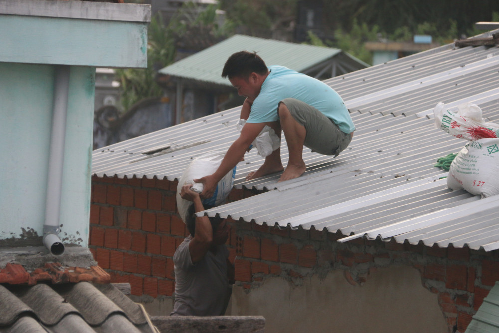 Các bao cát được sử dụng thông dụng để đè lên các mái tôn