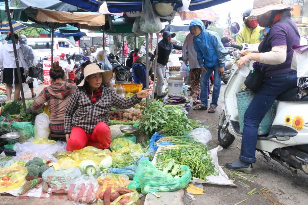 Tranh thủ đi mua rau sạch về dự trữ ăn trong những ngày tránh, trú bão tại nhà