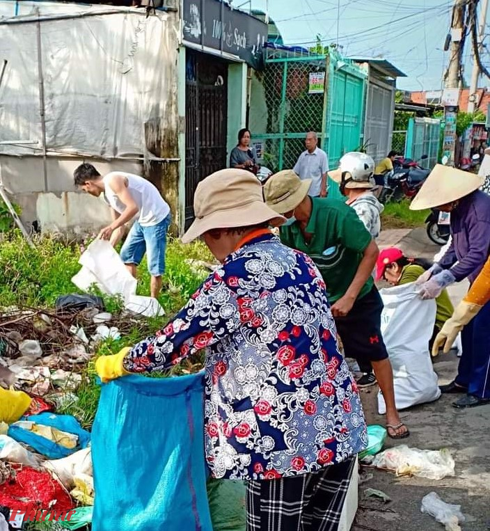 Hội ra quân dọn vệ sinh các điểm đen về rác 