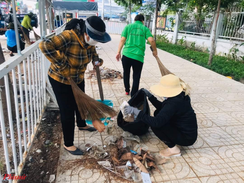 Hội viên phụ nữ huyện Hóc Môm tham gia tổng vệ sinh các tuyến đường 