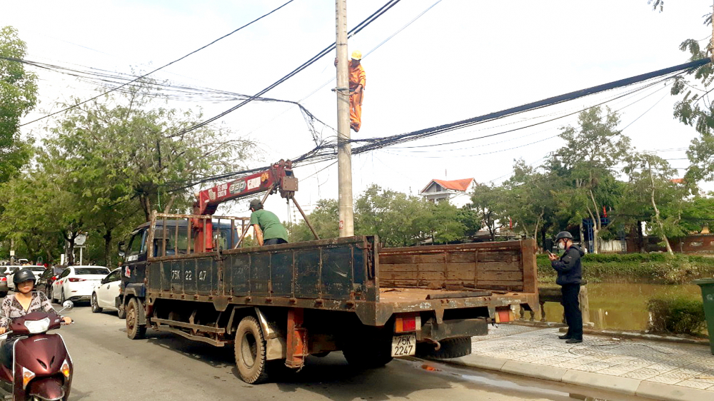 Hạ thấp dây thông tin, giảm tải cho cột điện nhằm đảm bảo an toàn