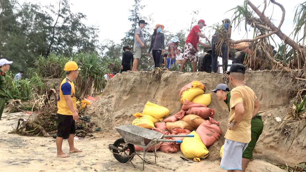 Người dân giúp nhau tải bao cát sẵn sàng đối phó bão số 9 