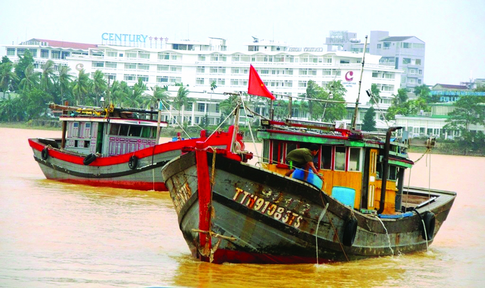 Tàu đánh cá ở biển Thuận An ngược sông Hương vào phố để tránh bão