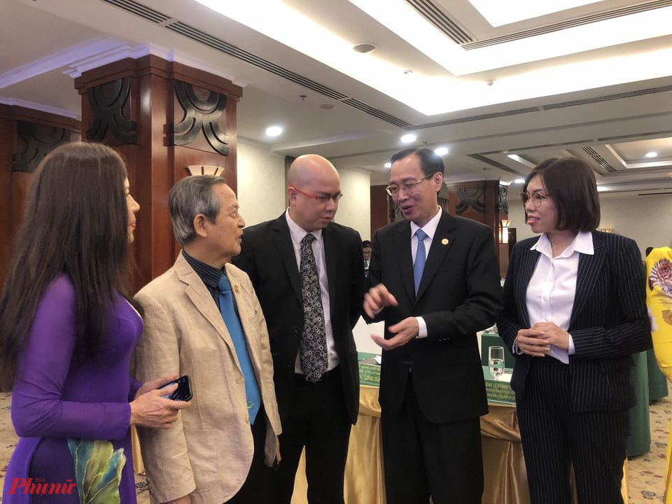 Ông Lê Thanh Liêm (thứ 2 từ phải sang), Phó chủ tịch thường trực UBND TPHCM trao đổi với doanh nhân, kiều bào bên lề hội nghị