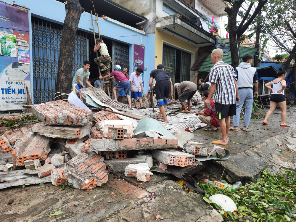 Gió cũng đã làm cho phần trước của ngôi nhà bị sụp đổ. Hàng xóm đang giúp gia đình nhanh chóng dọn dẹp