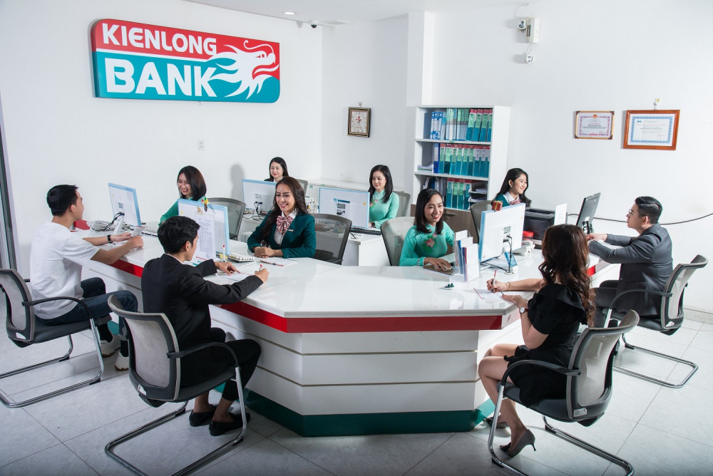 Khách đang giao dịch tại Kienlongbank. Ảnh: Kienlongbank cung cấp