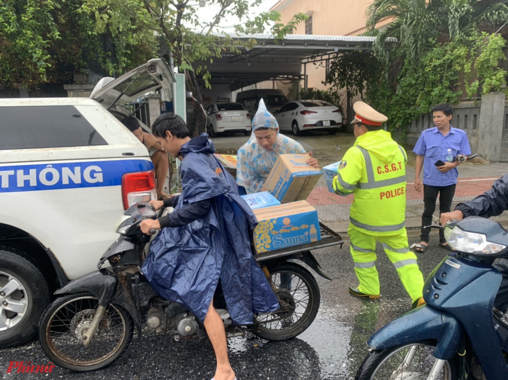 Do hàng quán trên trục đường này đã đóng cửa để tránh trú bão số 9 nên trong thời gian từ rạng sáng đến trưa 28/10, nhu cầu về thực phẩm, nước uống là rất bức thiết với hàng ngàn người đang bị kẹt lại trên xe