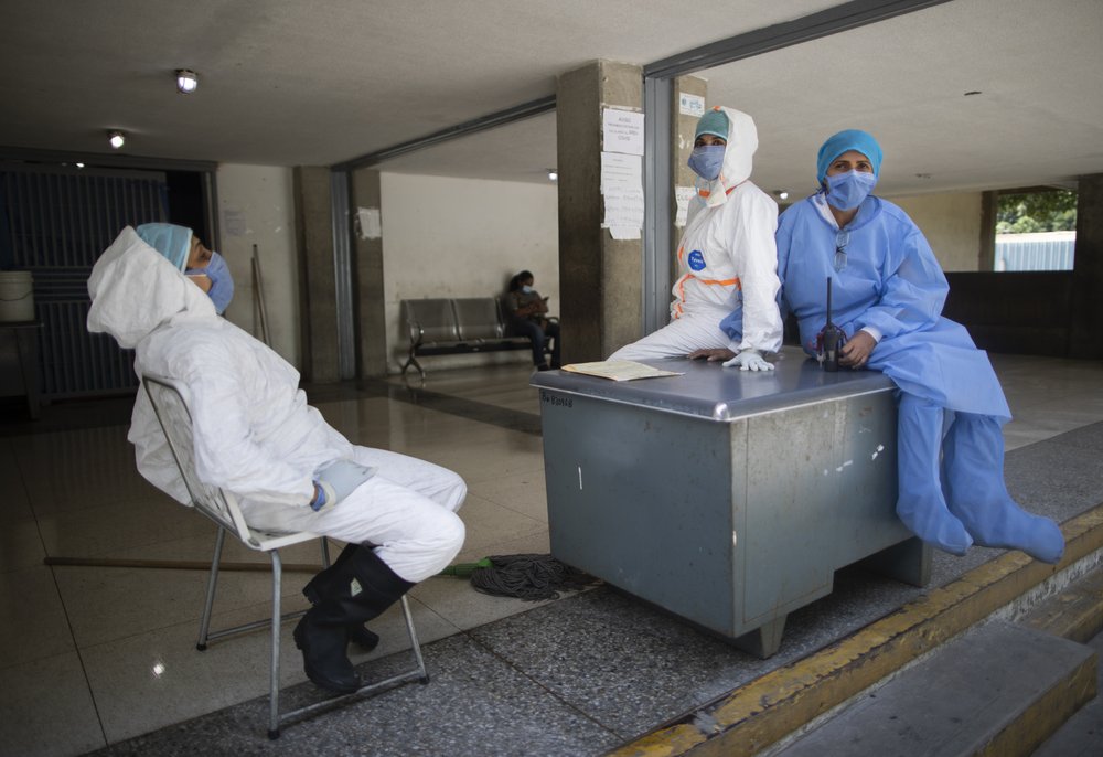 Những nhân viên y tế kiêm công việc vệ sinh trong bệnh viện. Họ thật sự quá tải và kiệt sức bởi khối lượng công việc quá lớn. Một báo cáo cho biết, đã có 231 bác sĩ và nhân viên y tế ở Venezuela tử vong vì COVID-19.