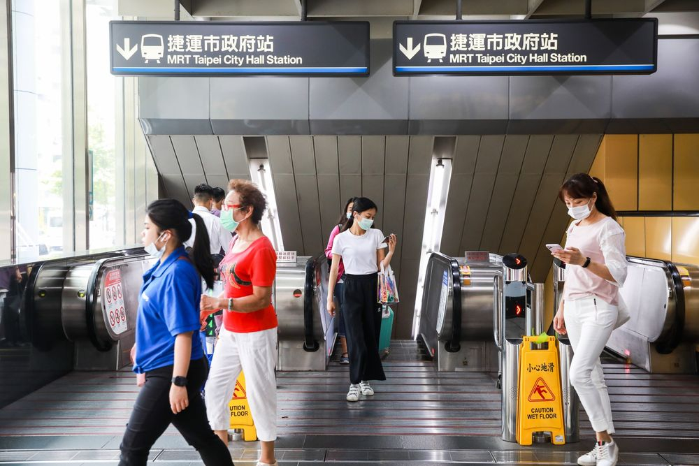 Người dân Đài Loan nhận thức sâu sắc các thói quen phòng chống bệnh dịch như rửa tay và đeo khẩu trang - Ảnh: Bloomberg