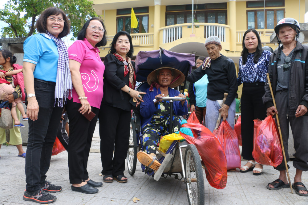 Trao tặng quà cho bà con vùng trốn lũ huyện Quảng Điền